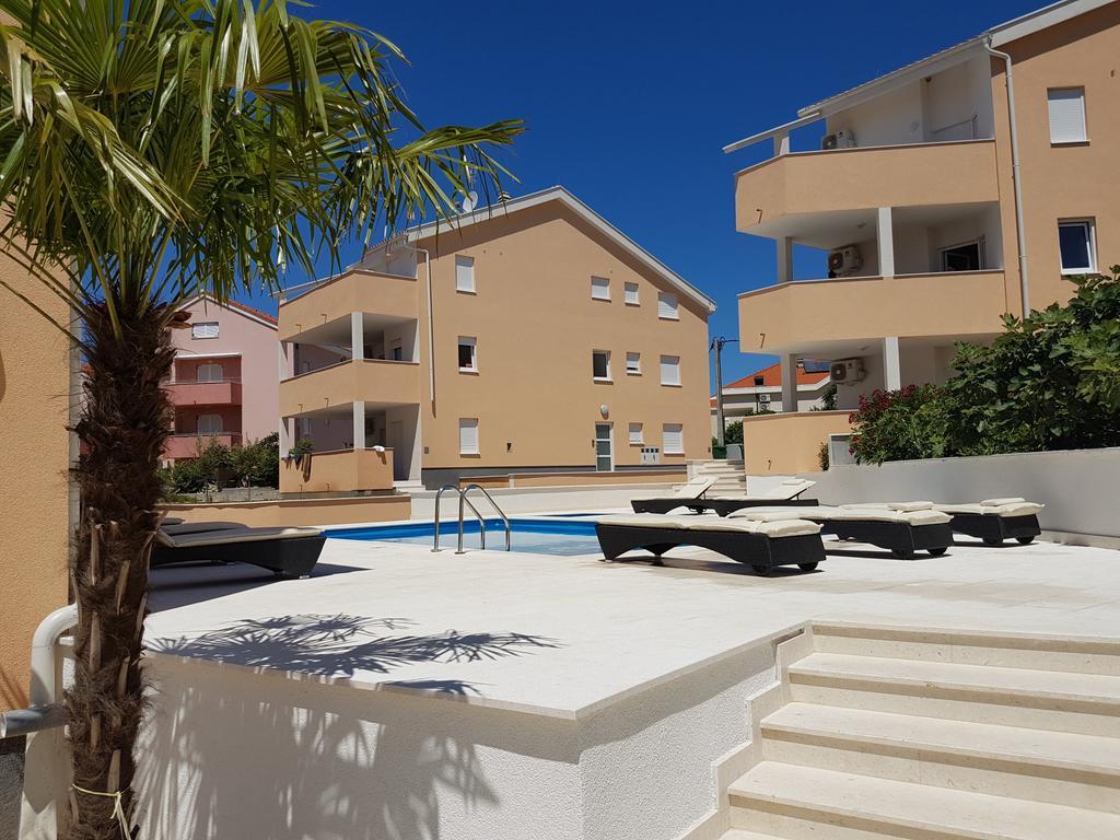 Orange Apartments Novalja Bagian luar foto