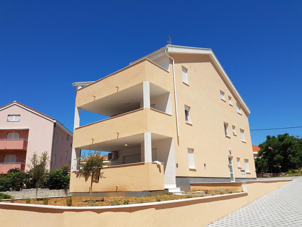 Orange Apartments Novalja Bagian luar foto