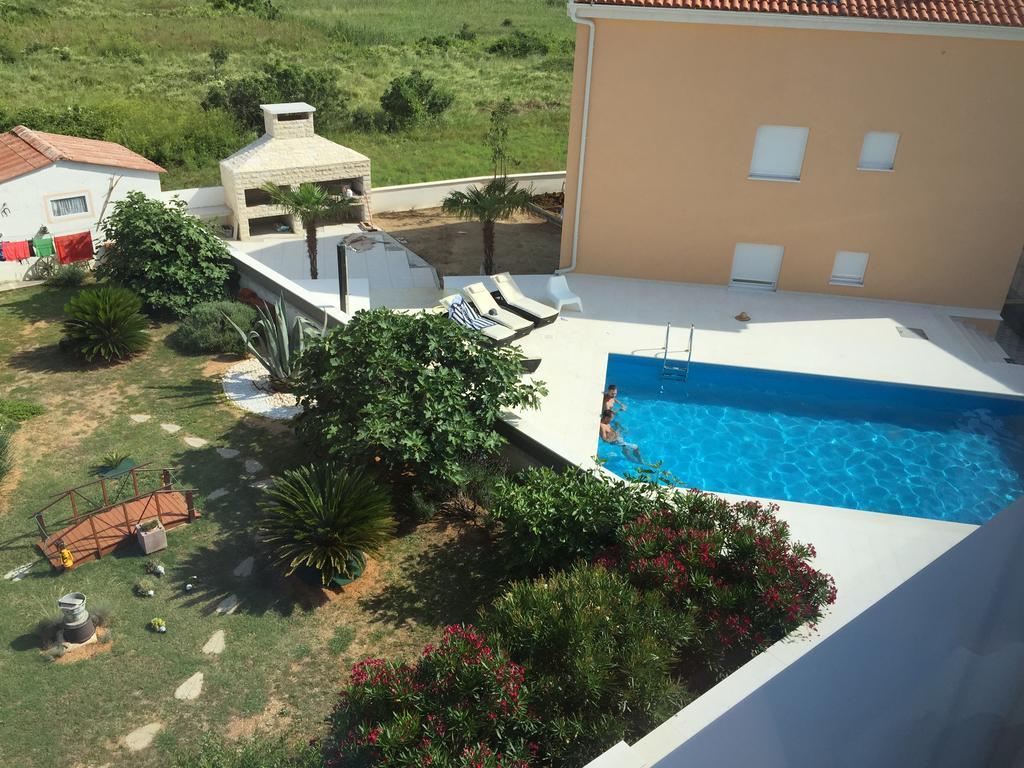 Orange Apartments Novalja Bagian luar foto