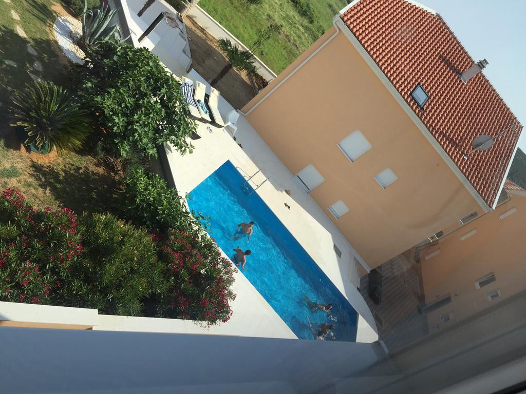 Orange Apartments Novalja Bagian luar foto